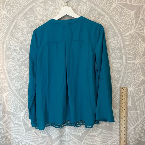 BEAUTIFUL AWESOME LITTLE TOP STUNNING TURQUOISE V NECK BUTTON DOWN EUC DETAILS M - Picture 5 of 15